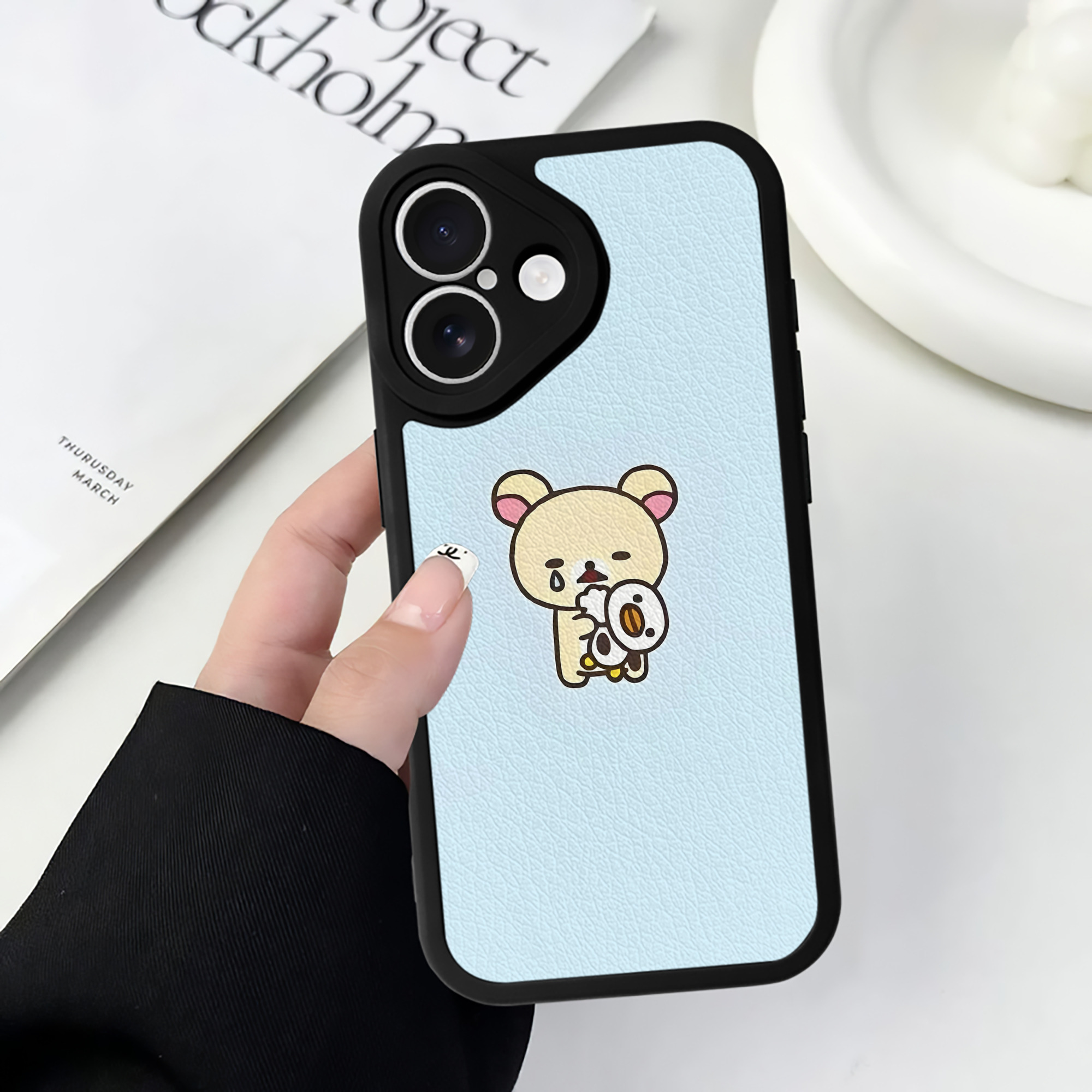 （画像用） リラックマ リラックマ キイロイトリ Rilakkuma Korilakkuma Kiiroitori 【iPhone 16シリーズ対応】シリコンスマホケース（レザー調） 材質：シリコン